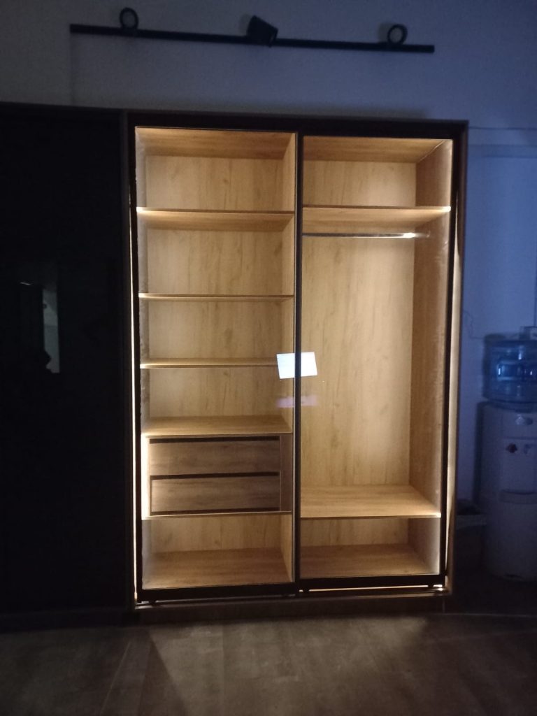 ארון הזזה שקוף 2 דלתות עם תאורת לד